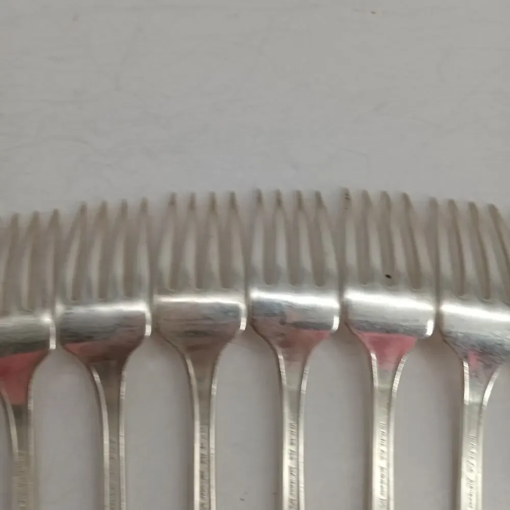 8X DF Vtg Manor Plate Triple Rose Rosedale Dinner Forks Silverplate